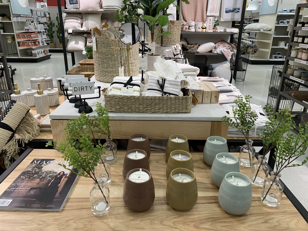 VM Jake channeled his inner Chip &amp; Joanna this afternoon and created some minimalistic looks that our guests are going to love!🙌🏻🥰