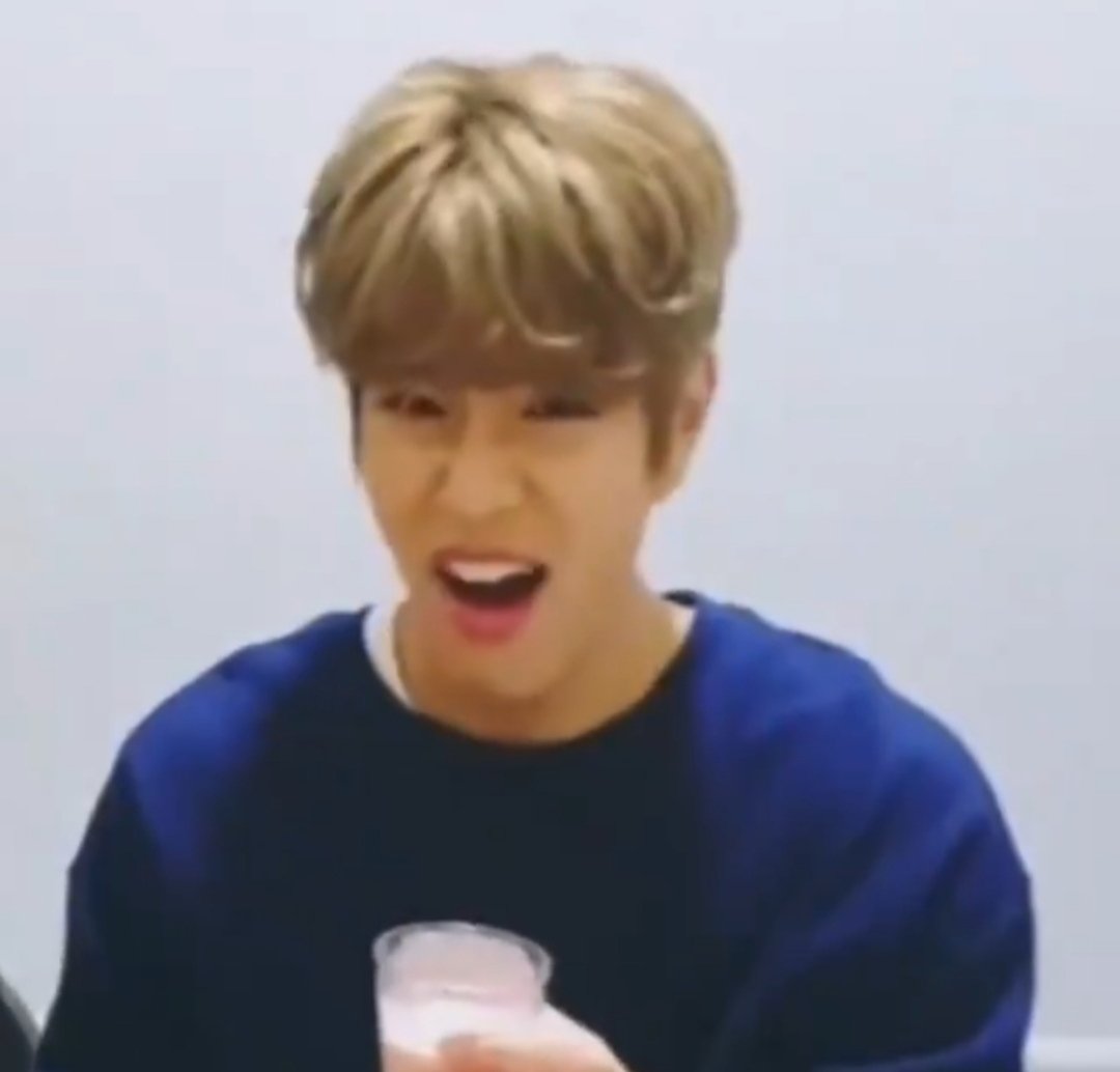 His face omg felix and seungmin you guys are definitely not made to cook 