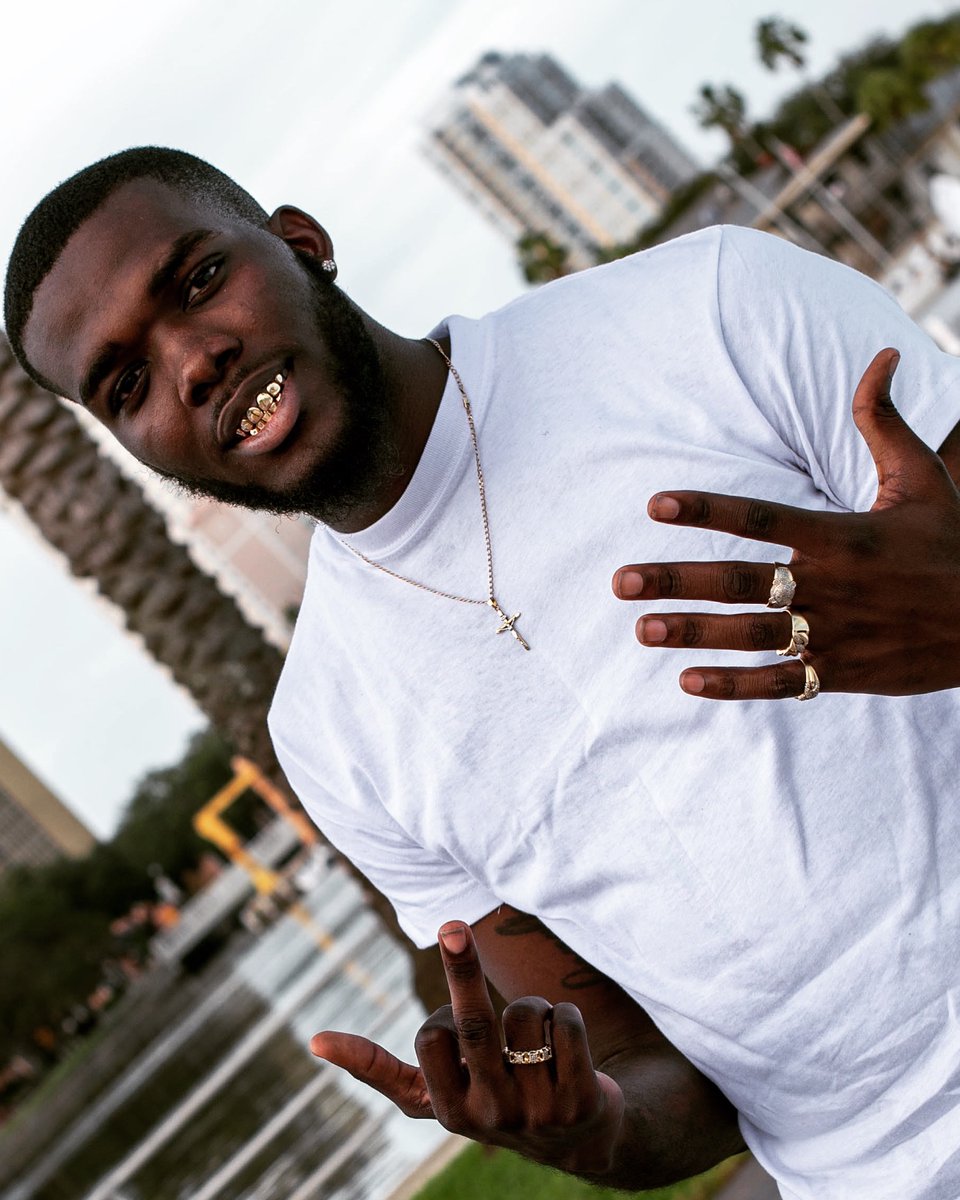 1600_rome's tweet photo. 🖕🏾🖐🏾Till my casket close 🖤💯 https://t.co/ykQ80WHh8K