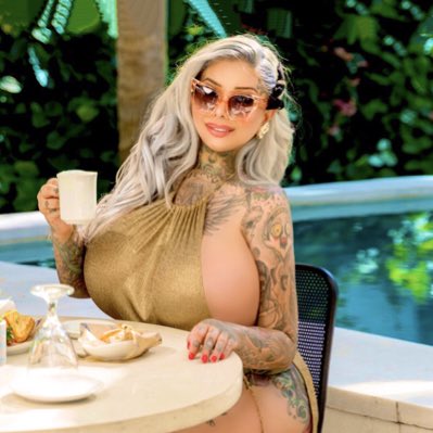 Back on Twitter!! Hiii!!! #NewProfilePic https://t.co/4Q4Fzj9nQv<a href="/tag/newprofilepic"class="tags">#NewProfilePic</a>