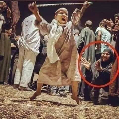 skhuram377's tweet photo. جب پوری دنیا آپ سے رخ موڑ لے تو صرف آپکی ماں آپ کیلئے کھڑی رہتی ہے ❤ https://t.co/fmBuHW3Dam