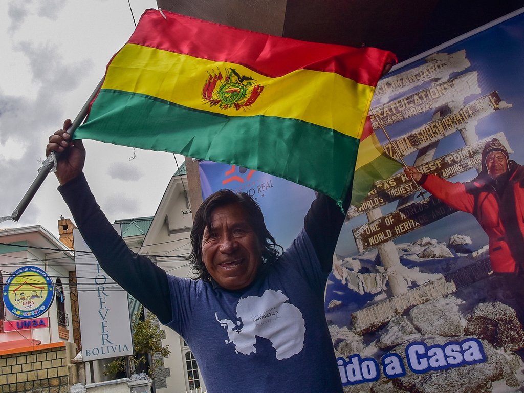 LosTiemposBol's tweet photo. #Bolivia 
Compartimos imágenes de la llegada al país del escalador Bernardo Guarachi, quien se coronó el monte Vinson (4.897 m) en la región antártica, convirtiéndose en el primer boliviano en ascender las siete cimas más altas del mundo. ¡Bravo! 👏🇧🇴
📸 Gabriel Márquez / APG https://t.co/PqQhakeKMQ