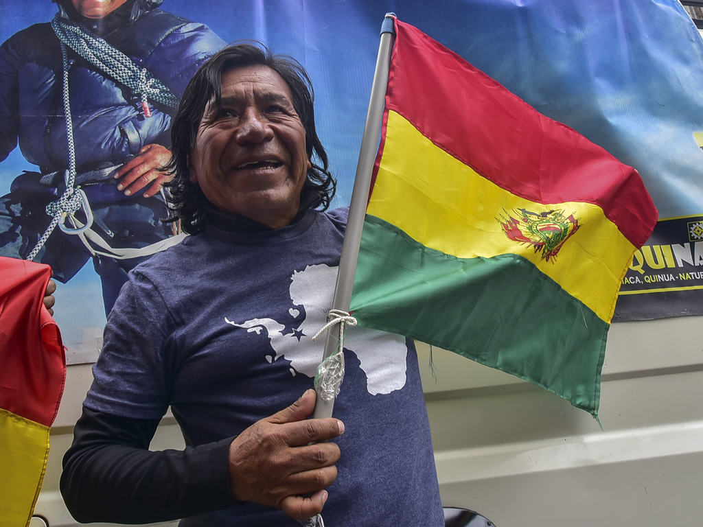 LosTiemposBol's tweet photo. #Bolivia 
Compartimos imágenes de la llegada al país del escalador Bernardo Guarachi, quien se coronó el monte Vinson (4.897 m) en la región antártica, convirtiéndose en el primer boliviano en ascender las siete cimas más altas del mundo. ¡Bravo! 👏🇧🇴
📸 Gabriel Márquez / APG https://t.co/PqQhakeKMQ