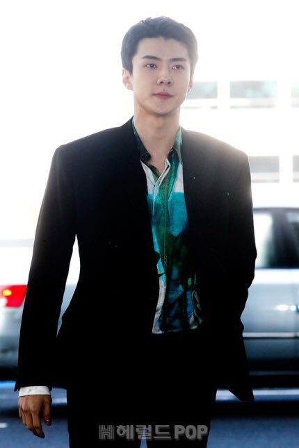 milkteu's tweet photo. sehun is now at the airport heading to paris to attend the berluti 2020 f/w men's fashion show which will be held on january 17 (friday) at 9pm kst~! rest well and have a safe flight ✈️🇫🇷

can't wait to see our berluti boy attending the show 🐥🙌🏻 https://t.co/g59J4SMSGX