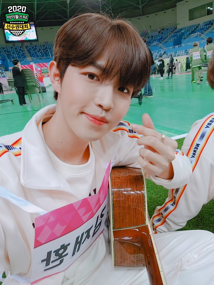 withMBC's tweet photo. [2020 설특집 아이돌 스타 선수권 대회]
비하인드 포토 - 셀카 ✌

TODAY's 아이돌
#김재환
#VERIVERY https://t.co/QcQtzzAijN