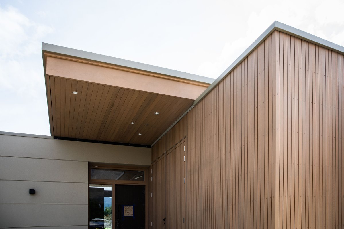 BDBuildingAus's tweet photo. A beautiful residential build that our lads recently finished up on with A.J Savile Builders, Queenstown. BD were involved with all carpentry works—from form work to framing, joists, roofs, facias, doors, windows, joinery, cladding, and finishings. #carpentry #queenstown https://t.co/UX0oqmD8JH