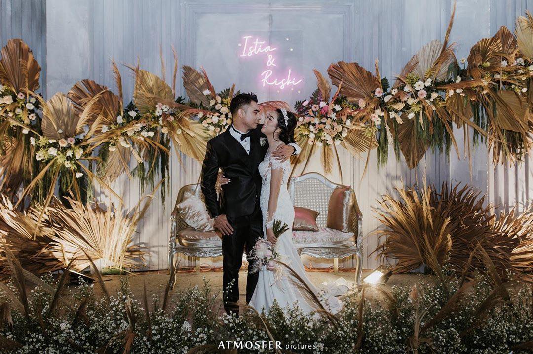 It is such a happiness when good people get together and they always do. -Jane Austen . From the wedding of @istiaa & riski . . . Amazing Decoration by @weddingdesignbogor . Foto & Video : @atmosfer_pictures . #weddingatthealanasentul