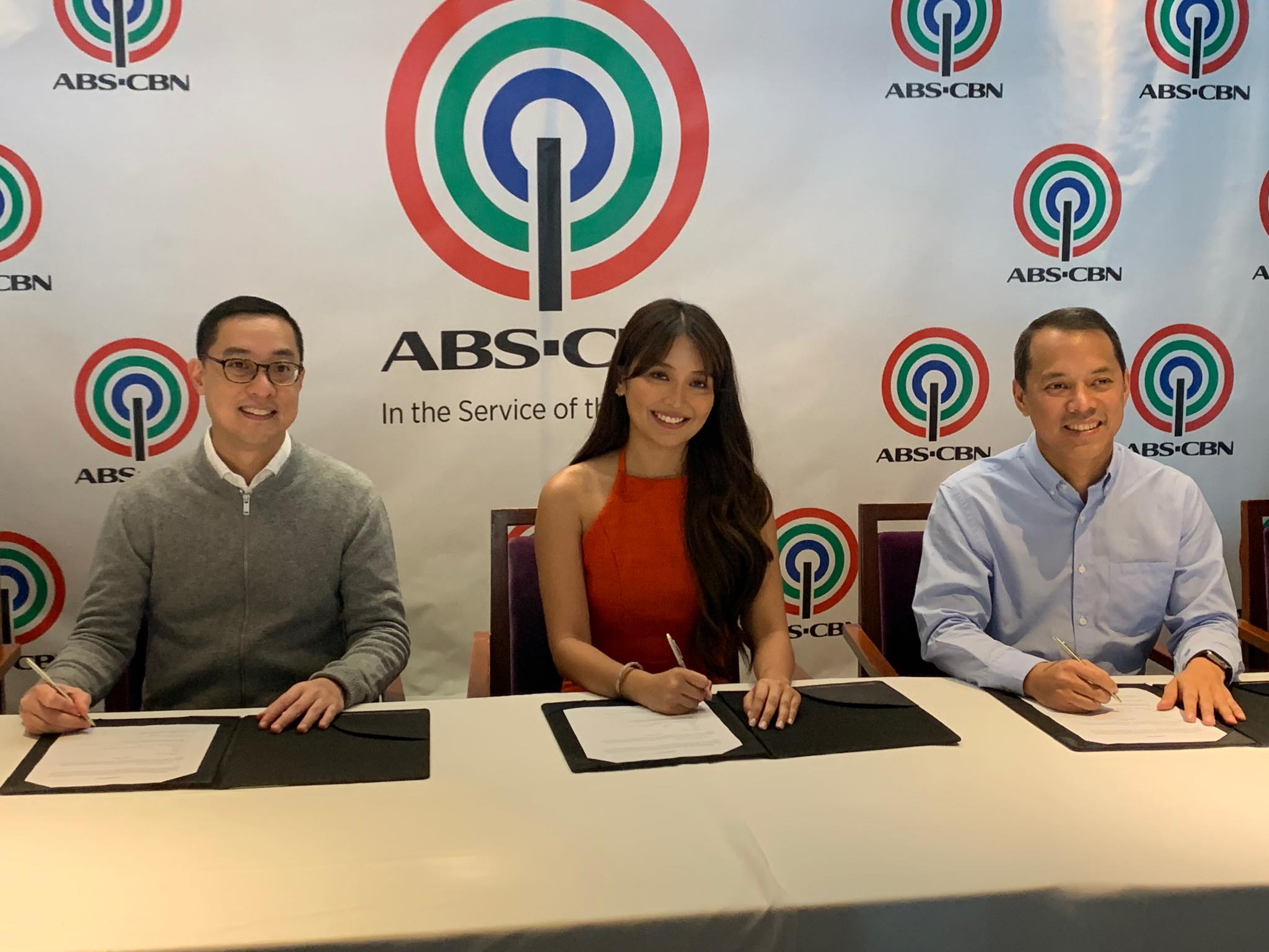 ABS-CBN News على X: "LOOK: Daniel Padilla and Kathryn Bernardo renew their  contract with ABS-CBN | via @shiereyes https://t.co/jtHdUSMPlS" / X