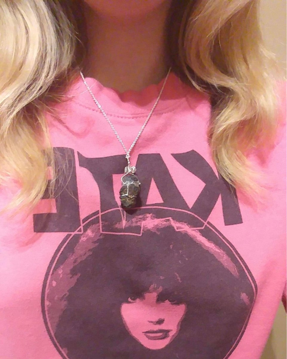 MalindaArt's tweet photo. My beautiful cousin Cassidy wearing the #PurpleFluorite and Dark Green #Augite #RawMineral #CrystalPendant I sent her for Christmas. Thanks for the smile, sweetheart! 💎⚒💜 https://t.co/Ebbo7CE6dy