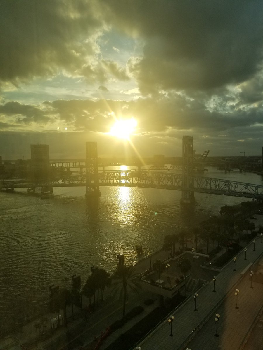 yesenia_baron's tweet photo. Gorgeous view tonight in @CityofJax! #LeadershipMatters #inspiration #leadconnectserve https://t.co/oZha4Dnhy7