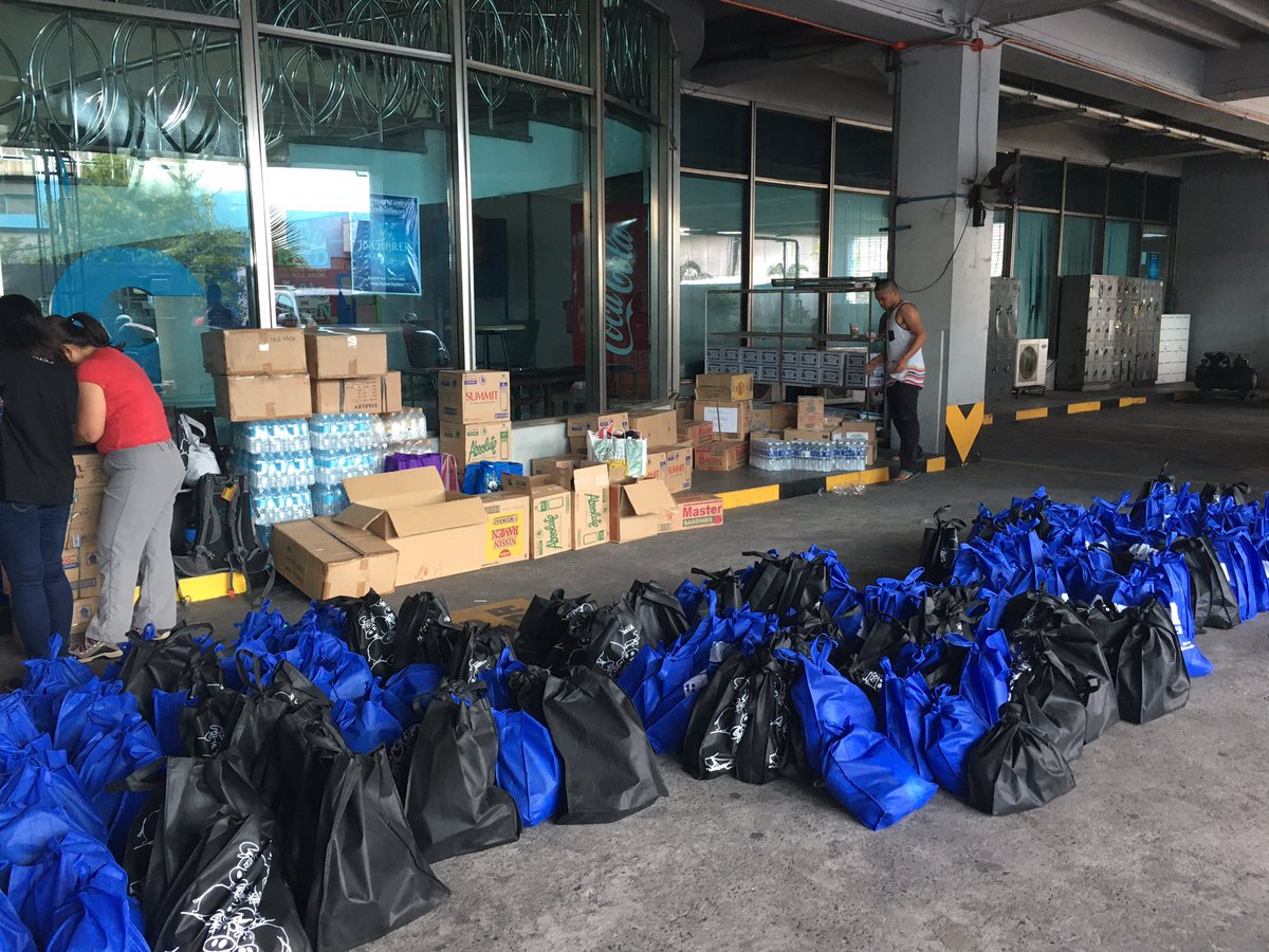 erwinaguilonJD's tweet photo. May dala ang @inquirerdotnet @Team_Inquirer na pagkain, tubig, flashlight, mask at kumot na ipamamahagi sa mga apektado ng pagsabog ng Bulkang Taal @dzIQ990 https://t.co/aD14QkMXz9