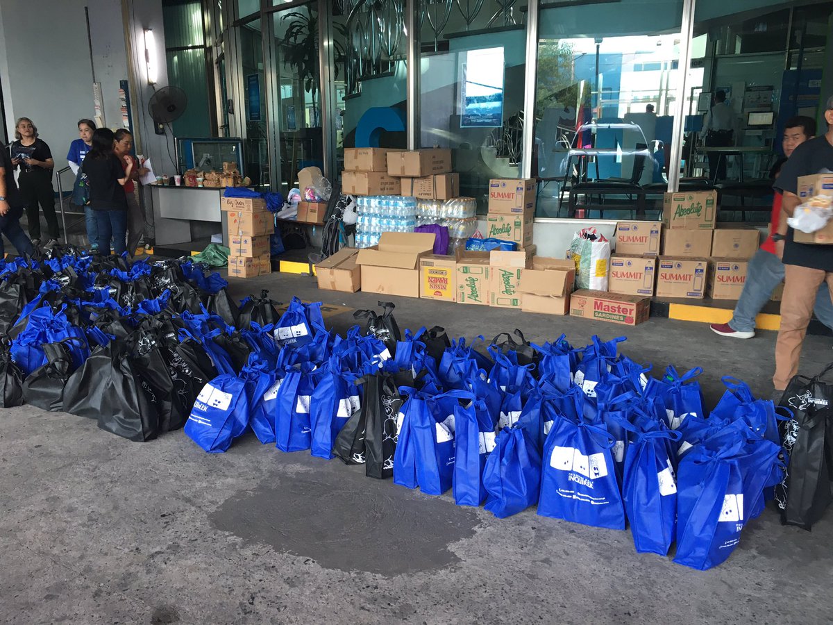 erwinaguilonJD's tweet photo. May dala ang @inquirerdotnet @Team_Inquirer na pagkain, tubig, flashlight, mask at kumot na ipamamahagi sa mga apektado ng pagsabog ng Bulkang Taal @dzIQ990 https://t.co/aD14QkMXz9