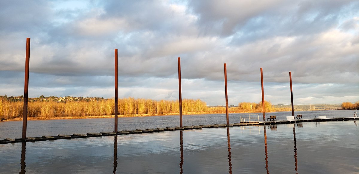 Shinyhappypdx's tweet photo. @NatashaKOIN6 @JosephForecast 

Peaceful sunset looking east to Washougal. Crazy weather today. https://t.co/KIluW5OunK