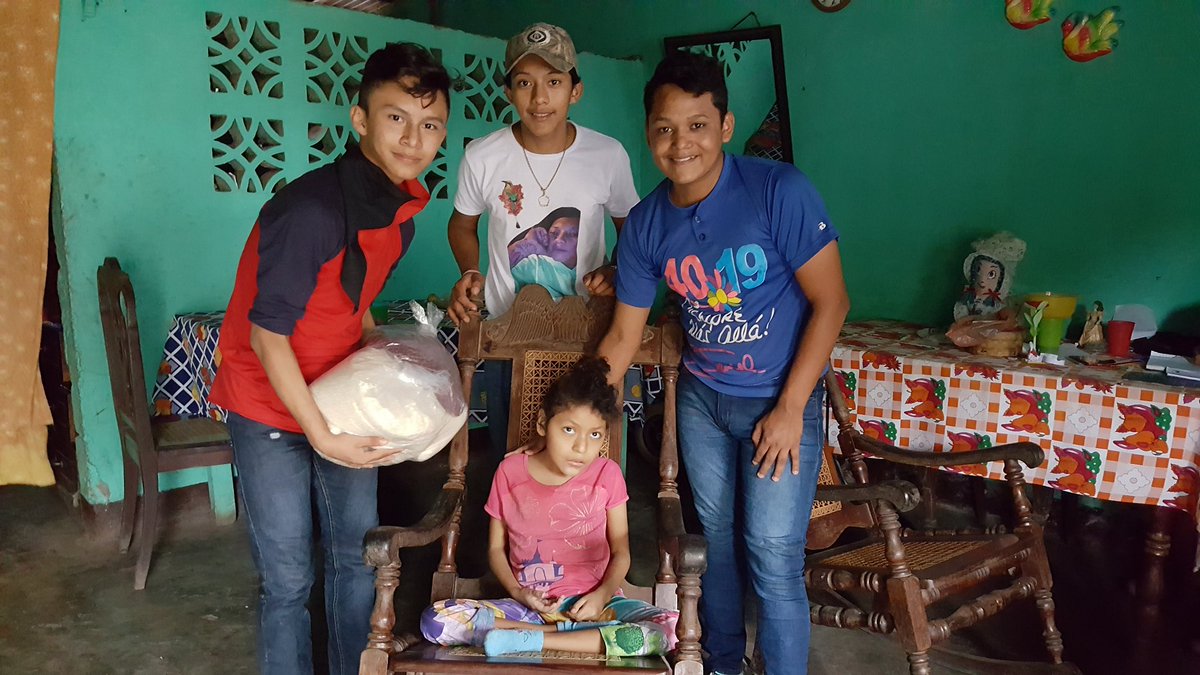 redcatarina's tweet photo. #Catarina | Promotoria Solidaria realiza entrega de paquetes alimenticios a Madres de Héroes y Mártires del municipio y protagonistas del programa Todos con Voz. ✌
#AdelantePuebloPresidente
#2020CantosDeVidayEsperanza https://t.co/x2wwPch8QN