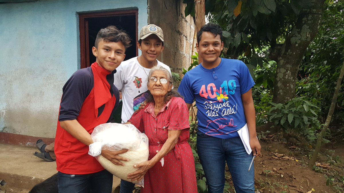 redcatarina's tweet photo. #Catarina | Promotoria Solidaria realiza entrega de paquetes alimenticios a Madres de Héroes y Mártires del municipio y protagonistas del programa Todos con Voz. ✌
#AdelantePuebloPresidente
#2020CantosDeVidayEsperanza https://t.co/x2wwPch8QN