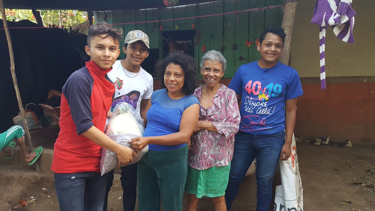 redcatarina's tweet photo. #Catarina | Promotoria Solidaria realiza entrega de paquetes alimenticios a Madres de Héroes y Mártires del municipio y protagonistas del programa Todos con Voz. ✌
#AdelantePuebloPresidente
#2020CantosDeVidayEsperanza https://t.co/x2wwPch8QN