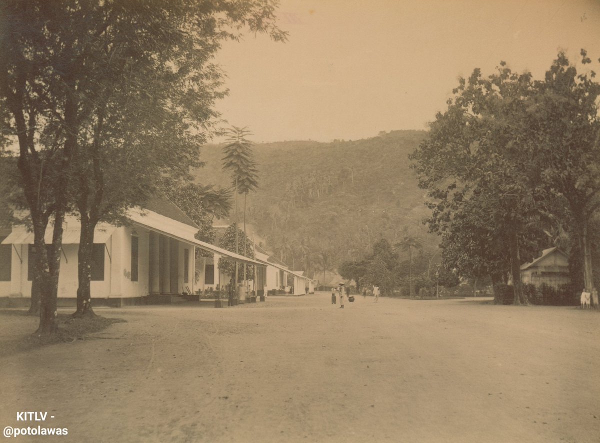 potolawas's tweet photo. Pemandangan jalan di Fort de Kock, sekitar tahin 1890.
•
📸: KITLV Leiden via @potolawas
•
#bukittinggi #bukittinggiku #bukittinggihits #bukittinggikotawisata #infobukittinggi #muabukittinggi #bukittinggirancak #wisatabukittinggi #explorebukittinggi #potolawasbukittinggi https://t.co/oE7WdXwTXG