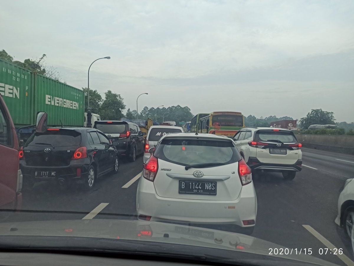 limwenie's tweet photo. Dampak stuck di exit tol Balaraja Timur, kendaraan mencoba exit Balaraja Barat sehingga macet parah @RadioElshinta @mnctrijayafm @SonoraFM92 https://t.co/hCO64b2ptF