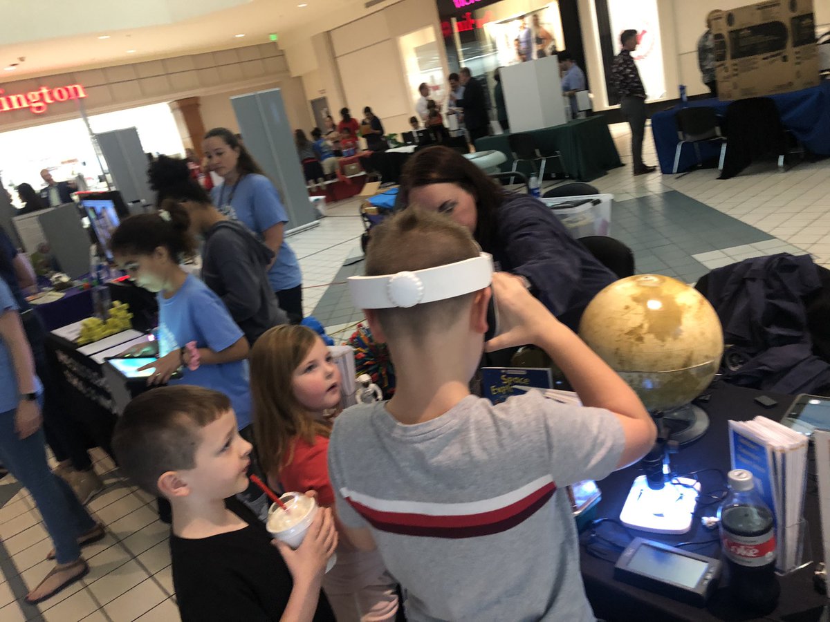 GEMS_SCPS's tweet photo. We had an amazing time sharing with the community all the great things that happen at Goldsboro during the Magnet Night at the Seminole Towne Center.  @SCPSInfo @scpselementary https://t.co/u7lf1JItKF