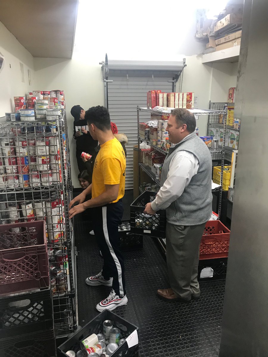 MrsC_RudnetMHS's tweet photo. INN Youth Board members dedicated tonight to helping out at the Mary Brennan INN. A special thank you to @whittneysmith_ for joining us! @mineolahs #mineolaproud https://t.co/tnVRDeRhJ6