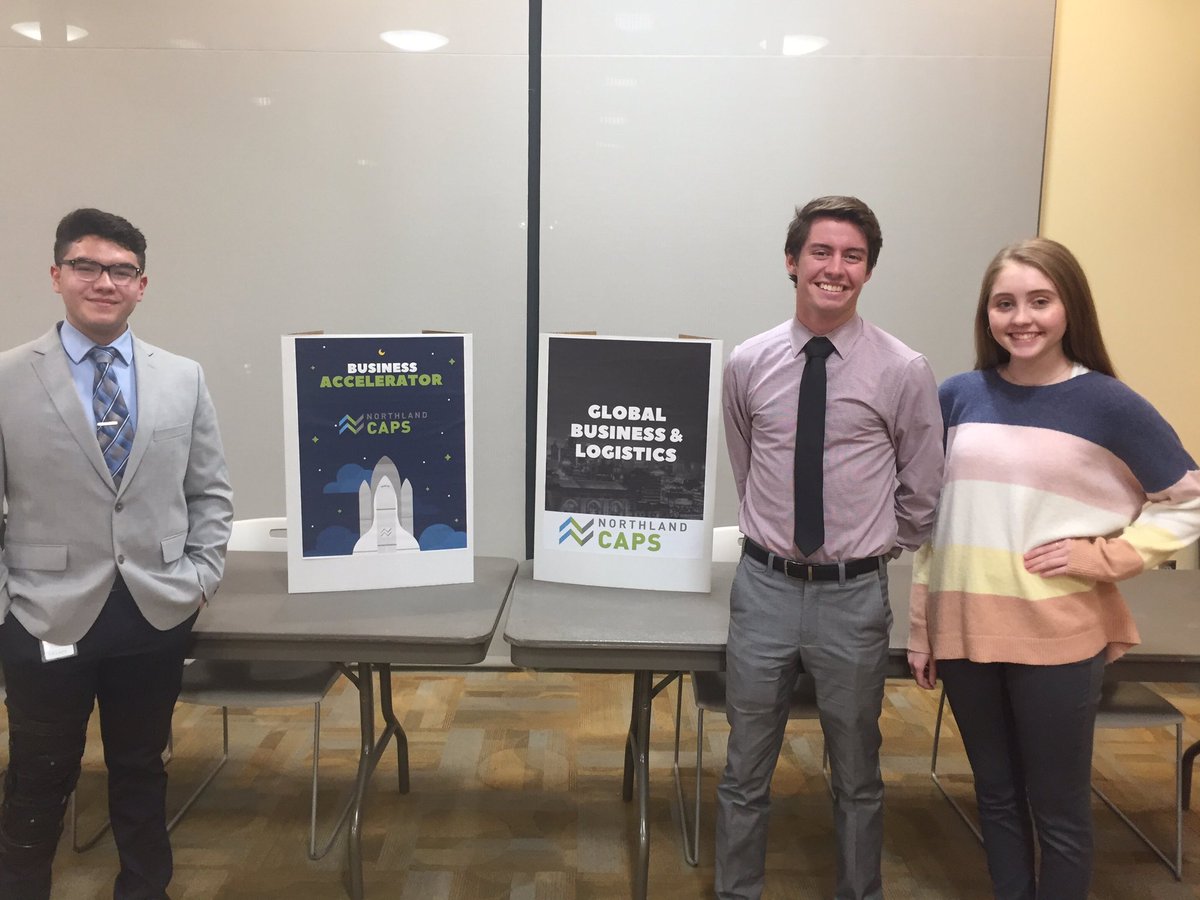 Some of our associates representing GBL and the Business Accelerator strand answering future student and parents questions!🌎⭐️