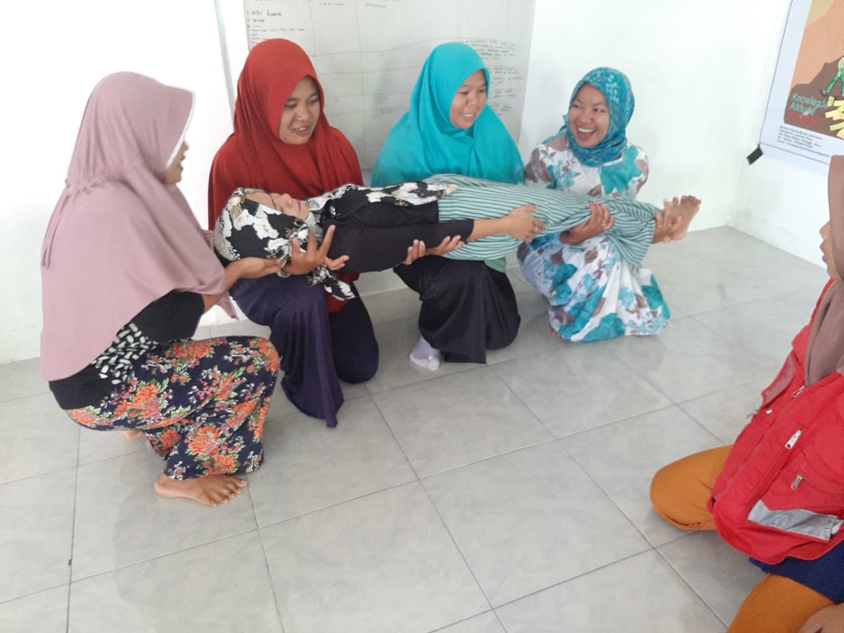 pmintb_'s tweet photo. Pelatihan Sibat di Desa Loloan, Lombok utara telah dilaksanakan sejak 9 Januari s/d 14 Januari 2020, selama pelatihan peserta dilatih terkait Kesiapsiagaan bencana, Cara menggunakan aplikasi OSM Tracker, dan Pertolongan Pertama saat darurat bencana.
#PMIsiapbantu #NTBbangkit https://t.co/xVgq2GfdBN