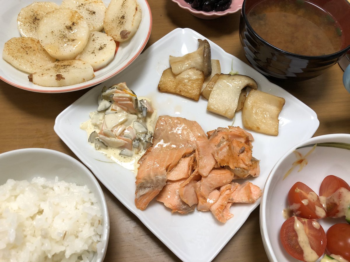 piroisaikata's tweet photo. 🌙今日の晩ごはん🍚
昨日の…
🍽鮭のムニエル
🍽野菜サラダ
🍽豆腐とワカメのお味噌汁
🍽長芋のソテー
#goodmorningfarm さんの
残りのピクルスを刻んで
タルタルソースにしたら
めっちゃ豪華なご飯になった!
今日も美味しい!
ごちそうさま〜
#晩ご飯 #おうちごはん #ちゅん家ごはん https://t.co/Ug1tyxxv2W