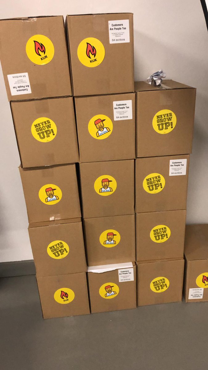MacdeBruijn's tweet photo. This is what you get when you order a thousand books. #itsmellsamazing 👉 https://t.co/VHZ4ng0pa9 https://t.co/0Otqp6sPCx