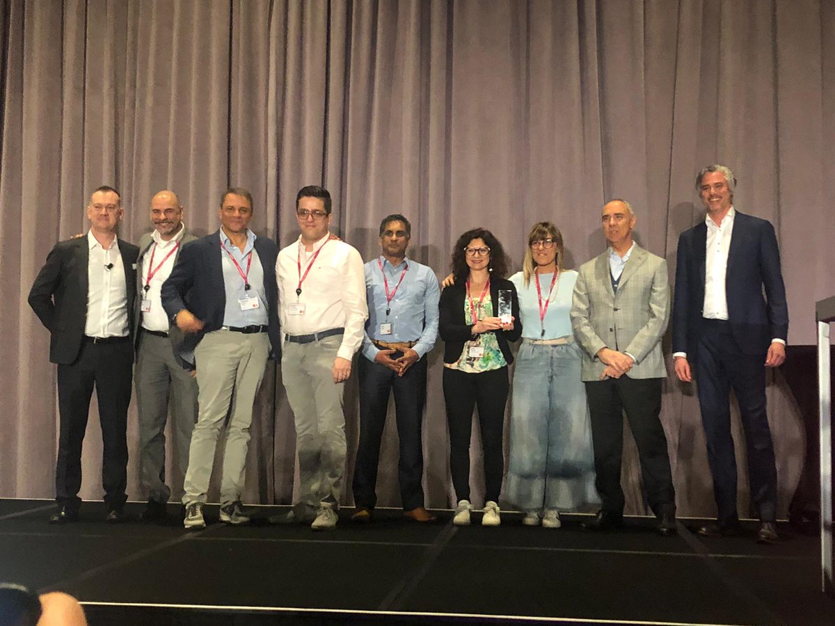 fabioluinetti's tweet photo. Congratulazioni a  @R1Group e  @ComputerGross per aver vinto, rispettivamente, il premio come miglior partner #Cloud dell'anno e miglior #distributore dell'anno, West and Southern Europe, in occasione del #CitrixSummit2020. 
@Citrix_Italia https://t.co/UYYMxQ3h9G