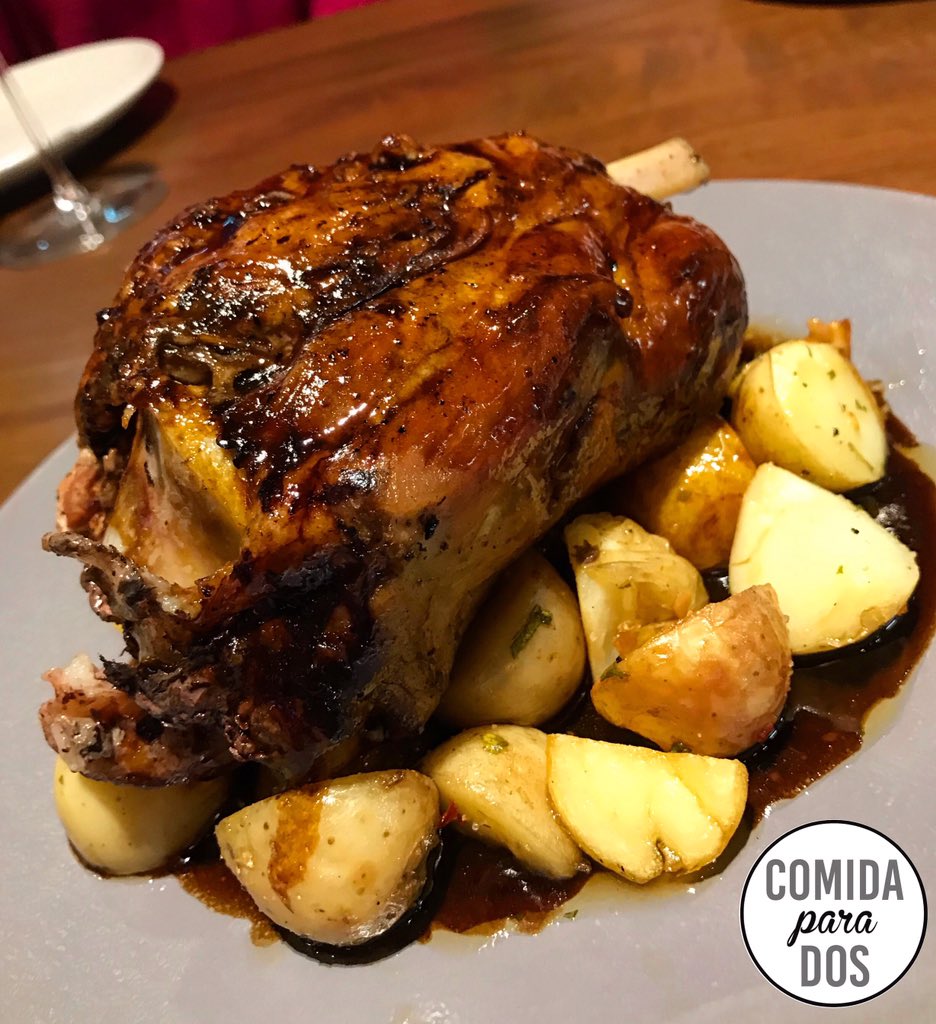 Comida_para_dos's tweet photo. Y este es otro de los platos fuertes de @agatha.kb es una chamorro cargado de cerdo 🐷 marinada en vino tinto durante horas y cocinada a fuego lento por aún más horas 🔥🍖
🔖$400 pp (entrada para compartir + plato fuerte + bebida).
📍Av Vallarta 5145 | Agatha https://t.co/Mm00646j9x