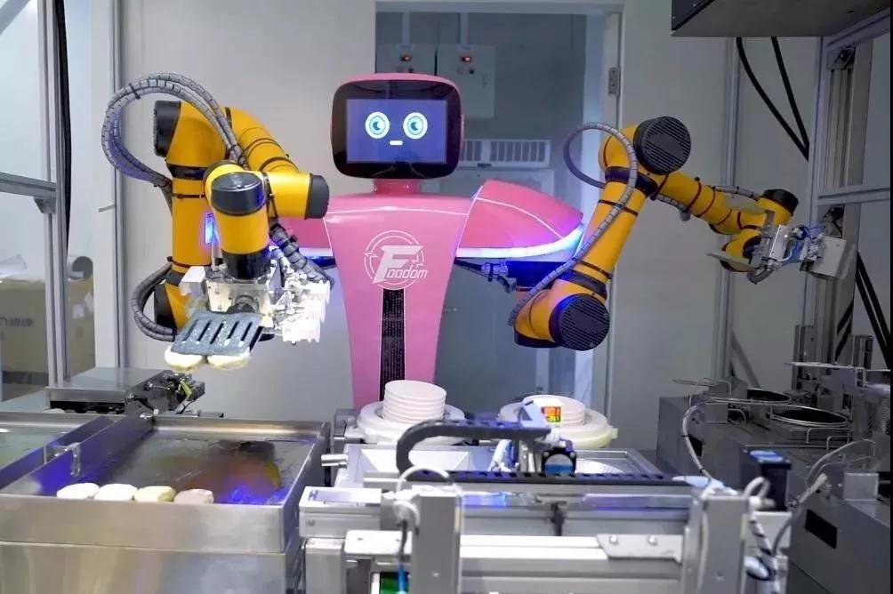 PDChina's tweet photo. The world’s first Chinese restaurant operated by robots opened to the public in Zhujiang New Town of Guangzhou, S China’s Guangdong, on Mon. The restaurant, which mainly serves Guangdong Shunde cuisine, has 46 different kinds of robots to cook, deliver food, and place orders. https://t.co/uGeNdybbAH