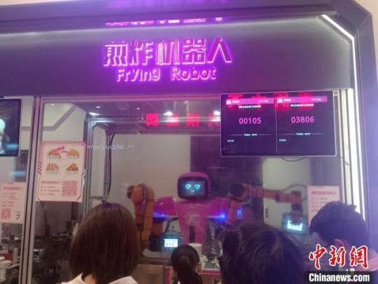 PDChina's tweet photo. The world’s first Chinese restaurant operated by robots opened to the public in Zhujiang New Town of Guangzhou, S China’s Guangdong, on Mon. The restaurant, which mainly serves Guangdong Shunde cuisine, has 46 different kinds of robots to cook, deliver food, and place orders. https://t.co/uGeNdybbAH