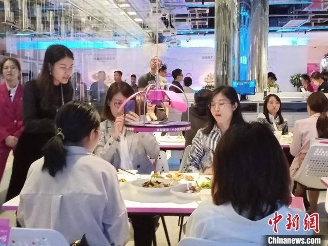 PDChina's tweet photo. The world’s first Chinese restaurant operated by robots opened to the public in Zhujiang New Town of Guangzhou, S China’s Guangdong, on Mon. The restaurant, which mainly serves Guangdong Shunde cuisine, has 46 different kinds of robots to cook, deliver food, and place orders. https://t.co/uGeNdybbAH