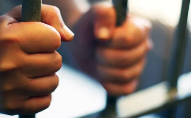 "Military deserter" hoodwinks cops, scales wall of Punjab hospital to run https://www.ndtv.com/india-news/military-deserter-hoodwinks-cops-scales-wall-of-punjab-hospital-to-run-2164175 …