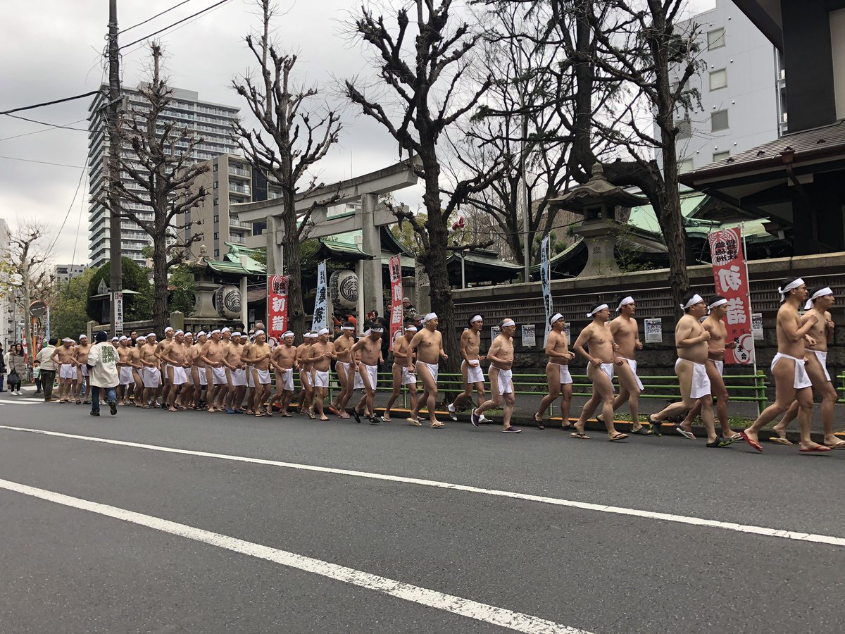 hirohareruya's tweet image. 寒いですが元気です。
地元鉄砲洲稲荷神社の
寒中水浴大会始まりました。
もちろんこの中にボクはいません。