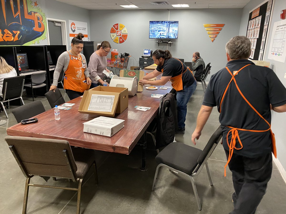 CaseySoeller's tweet photo. Last week we had A #superPK with our amazing Avalon shutters rep Mary Ellen. We enjoyed pizza and an awesome presentation. #mightyLB #shutters #lifetimewarranty #onlythebest @rachelavalos510 @Mighty8427 @Ricki8427 https://t.co/VwJPqosJ6O