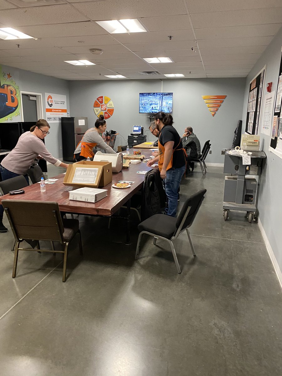 CaseySoeller's tweet photo. Last week we had A #superPK with our amazing Avalon shutters rep Mary Ellen. We enjoyed pizza and an awesome presentation. #mightyLB #shutters #lifetimewarranty #onlythebest @rachelavalos510 @Mighty8427 @Ricki8427 https://t.co/VwJPqosJ6O