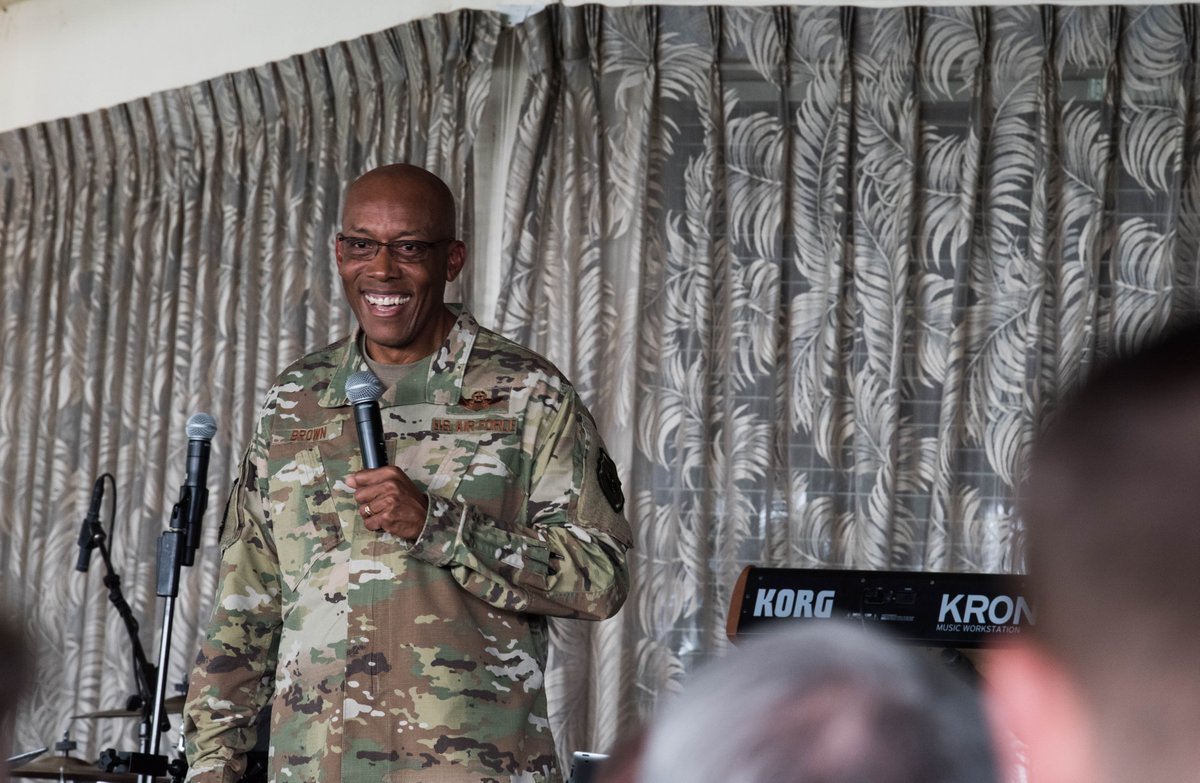 PACAF's tweet photo. #COMPACAF Gen. CQ Brown Jr., and Command #CMSgt Anthony Johnson welcomed back #PACAF staff and encouraged #Airmen to use their #superpower to add value to the team this year. The @USAFBandPacific wrapped things up with an amazing jam session!
Not a bad way to start off #2020! https://t.co/sh9q6Eq43x