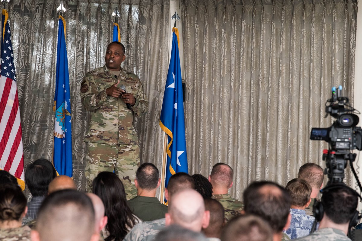 PACAF's tweet photo. #COMPACAF Gen. CQ Brown Jr., and Command #CMSgt Anthony Johnson welcomed back #PACAF staff and encouraged #Airmen to use their #superpower to add value to the team this year. The @USAFBandPacific wrapped things up with an amazing jam session!
Not a bad way to start off #2020! https://t.co/sh9q6Eq43x