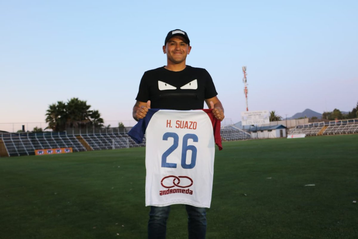 DeporSantaCruz's tweet photo. Esta tarde fue presentado @26ChupeteSuazo como nuevo jugador de nuestro club. Tras la conferencia de prensa realizada en @CasaColchagua, el goleador compartió con hinchas en el estadio Joaquín Muñoz García.
¡Éxito Chupete! ⚽️
Bienvenido a #SantaCruz https://t.co/N3iOSbFpvT