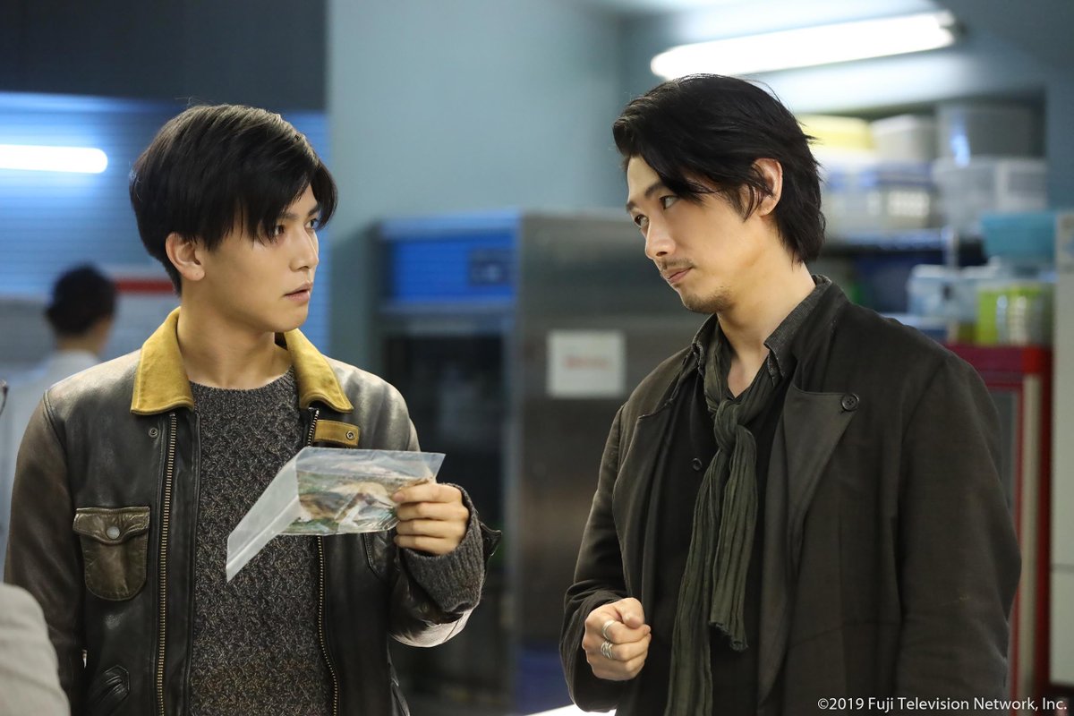 엘리트 남성 두 명이 동반 자살한 사건이 일어난다. 시시오는 유서를 통해 그들이 다녔던 비즈니스 스쿨 교장인 아란 세츠코라는 인물에 의심을...