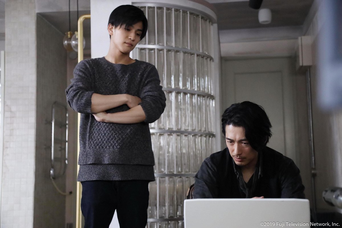 엘리트 남성 두 명이 동반 자살한 사건이 일어난다. 시시오는 유서를 통해 그들이 다녔던 비즈니스 스쿨 교장인 아란 세츠코라는 인물에 의심을...