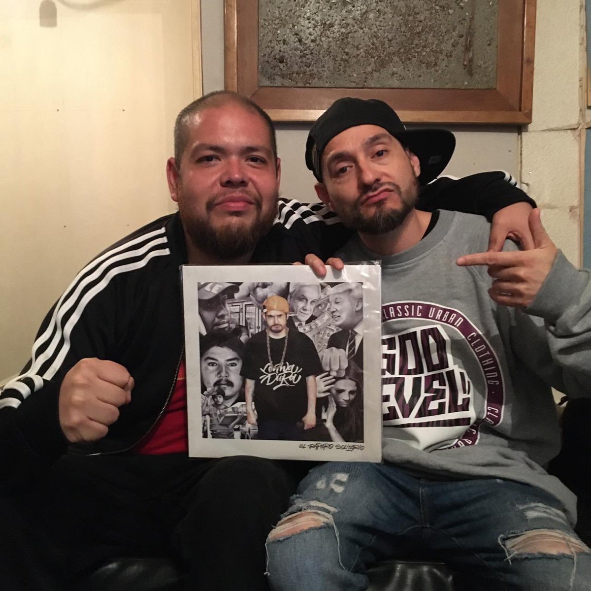 Foto de anoche en @santodiablo.chile junto con mi hermano @gonzotheproducerplay quien dio el sonido y el beat a mi disco solista #elraperosolitario y que también estaremos trabajando en el nuevo disco de @tirodegraciaoficial #lenwadura #chile #cartadeuninmigrante #nabila