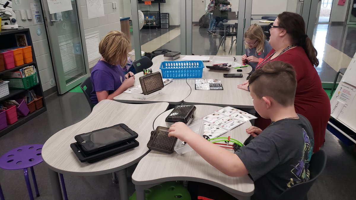ReavesEna's tweet photo. A lot of engagment, perseverance, and fun @BattleCreekElem with @caila_lucas #BCESSTEMCLUB https://t.co/5Y6H5Ol27o