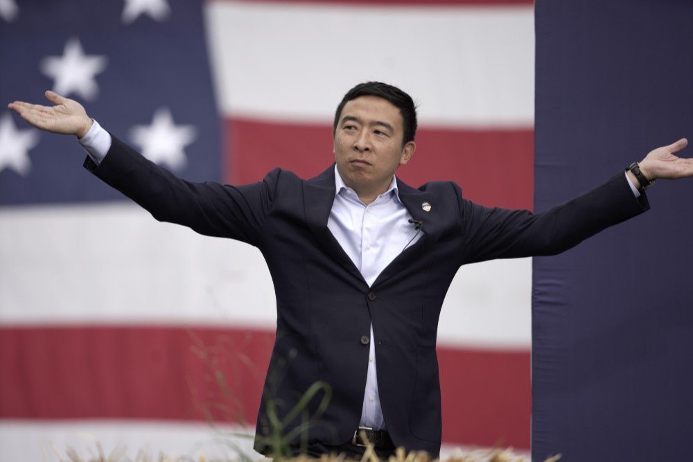 latimes's tweet photo. Andrew Yang isn’t at the debate, but he’s in Iowa — and he’s got PowerPoint. https://t.co/0AWZZHxaYv https://t.co/EoIsdkjvoL