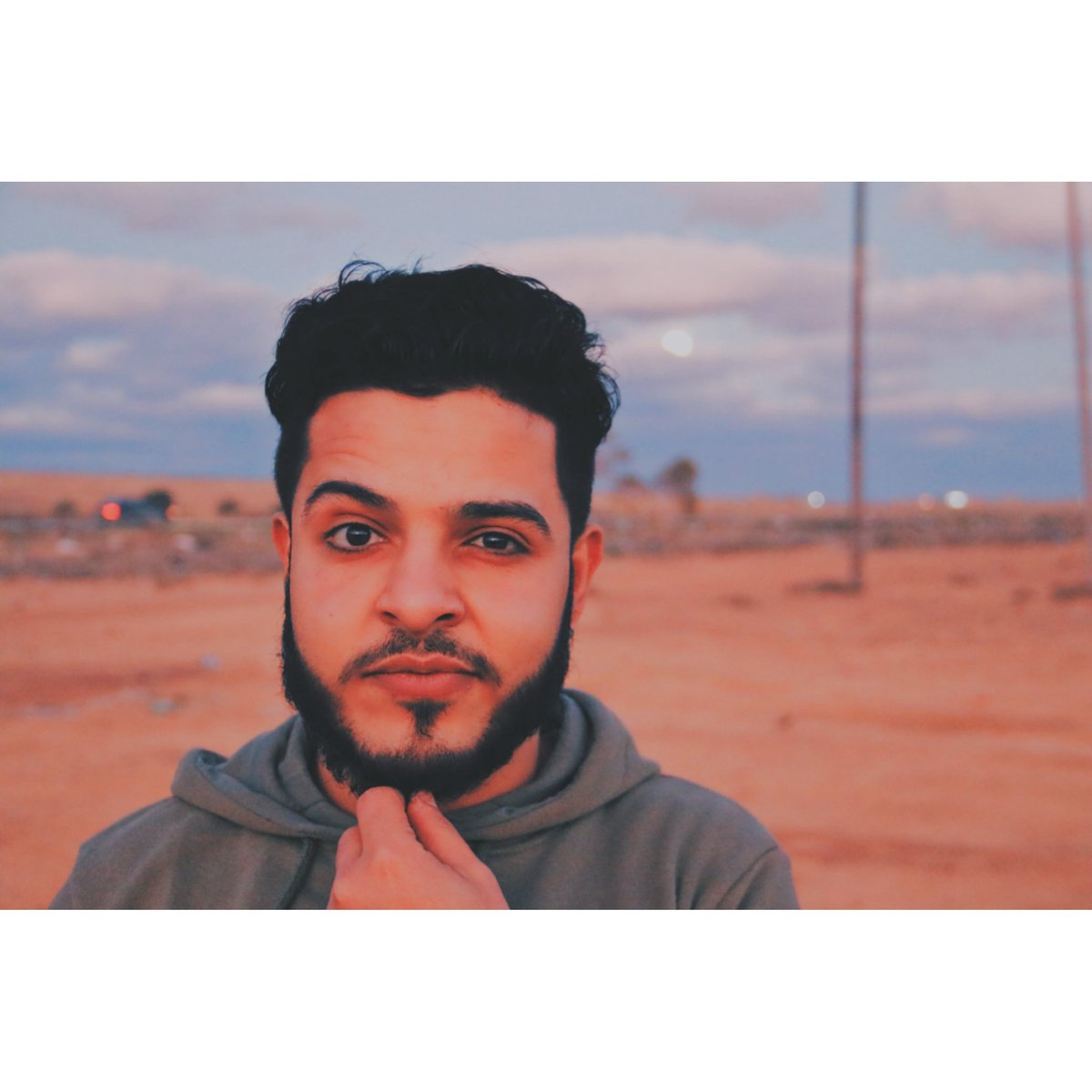 defallah_tarek's tweet photo. وسط الناس ماعندي مثيل 
انصون الصوب وانعد الغلا
 ويخطر زول في وصفه جميل
 بين اجفون عيني والغطا 
كيف البدر في ظلمة الليل
 وكيف الشمس في وسط السما.❤

#دوبي🐼 
#عايش_حياتي_برفاهية❤✌ https://t.co/2p5FMiSOXF