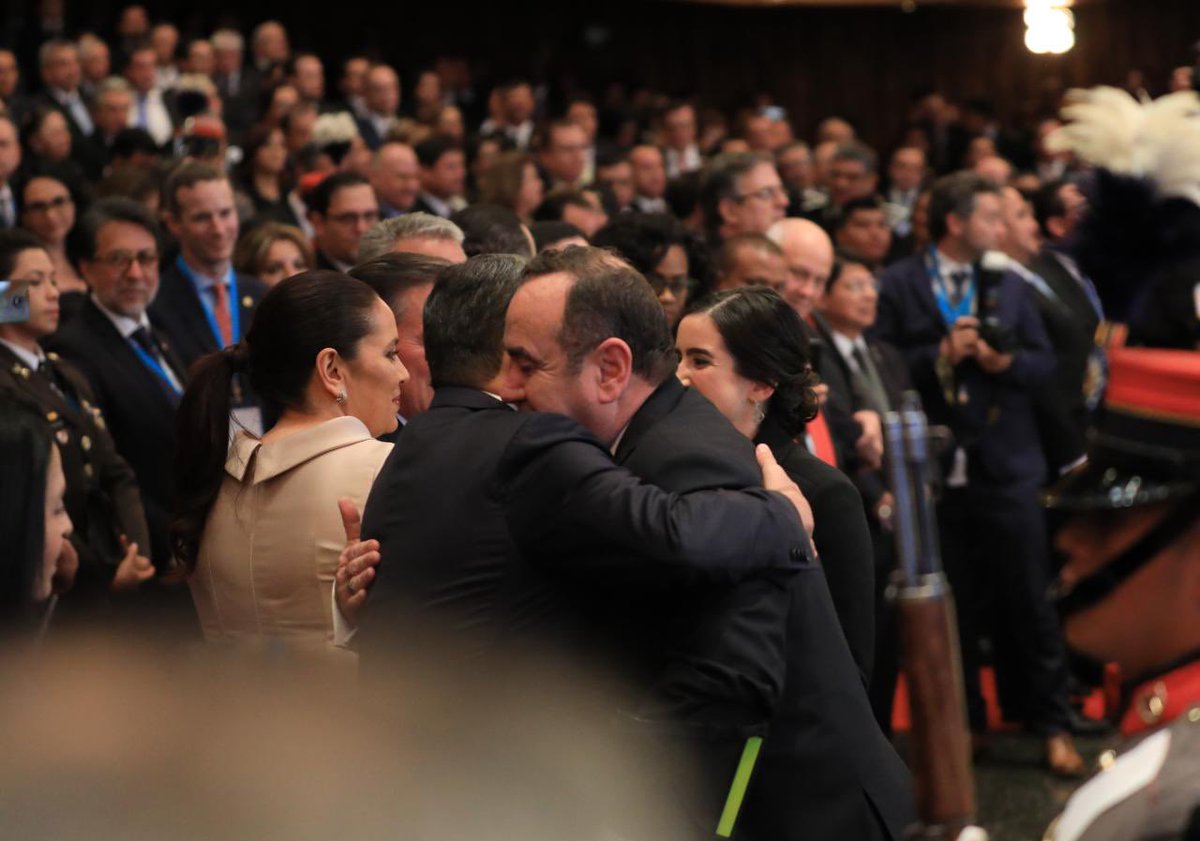 JuanOrlandoH's tweet photo. Contento de ser parte de esta gran fiesta en Guatemala y de acompañar al presidente @DrGiammattei en su toma de posesión. Reiteramos nuestros buenos deseos en su trabajo como primer servidor del pueblo guatemalteco.  #TMP2020 🇭🇳🇬🇹 https://t.co/XnqMuUGgwh
