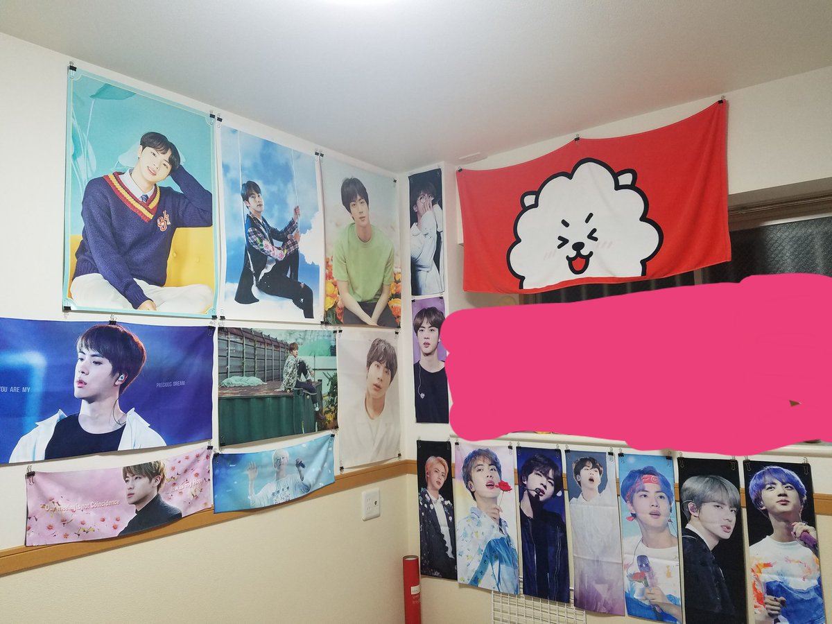 시오리 すびんのスローガンもほしいんだけど もうじんくん まだ少ないとは思うけど かなりあるんだよね W この右側に新たに2枚くらい加わってる 収納とかどうしたらいいかわかんなくて いろいろ迷ってる Cdも日本と韓国じゃ大きさ違うしね 笑