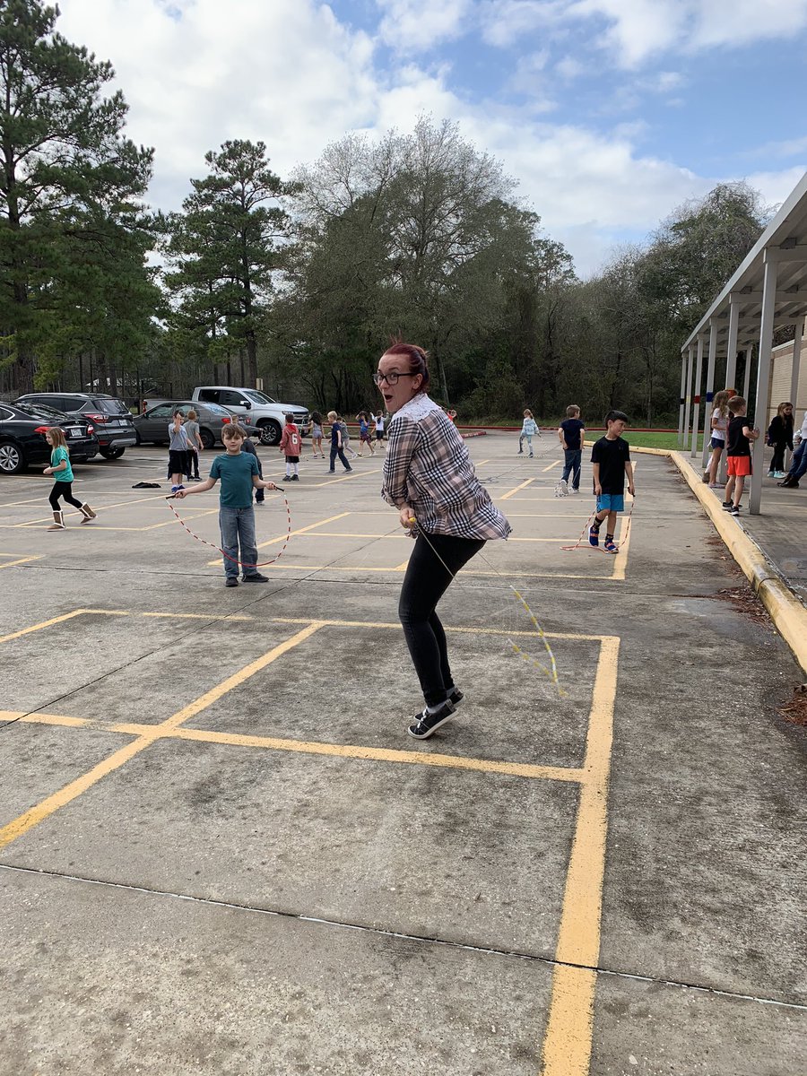 CarlsonECSE's tweet photo. When you work with your sister and go to large group together. #HESLION @ashleydodsonyo  #LARGEGROUP https://t.co/eKVGZq3cdR
