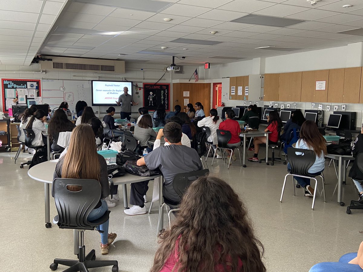 hosa_mac's tweet image. HOSA students getting information about the ASCEND program from Reginald Hatter with Baylor College of Medicine. #letsgetcertified @MacArthur_AISD @AldineISD @AldineCTE @MhsPeterson